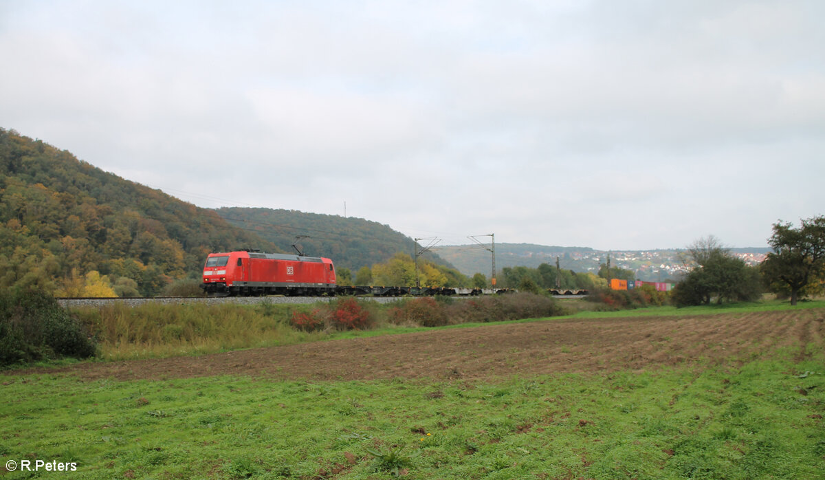 185 047-8 zieht bei Wernfeld mit einem Containerzug in Richtung Süden. 20.10.24