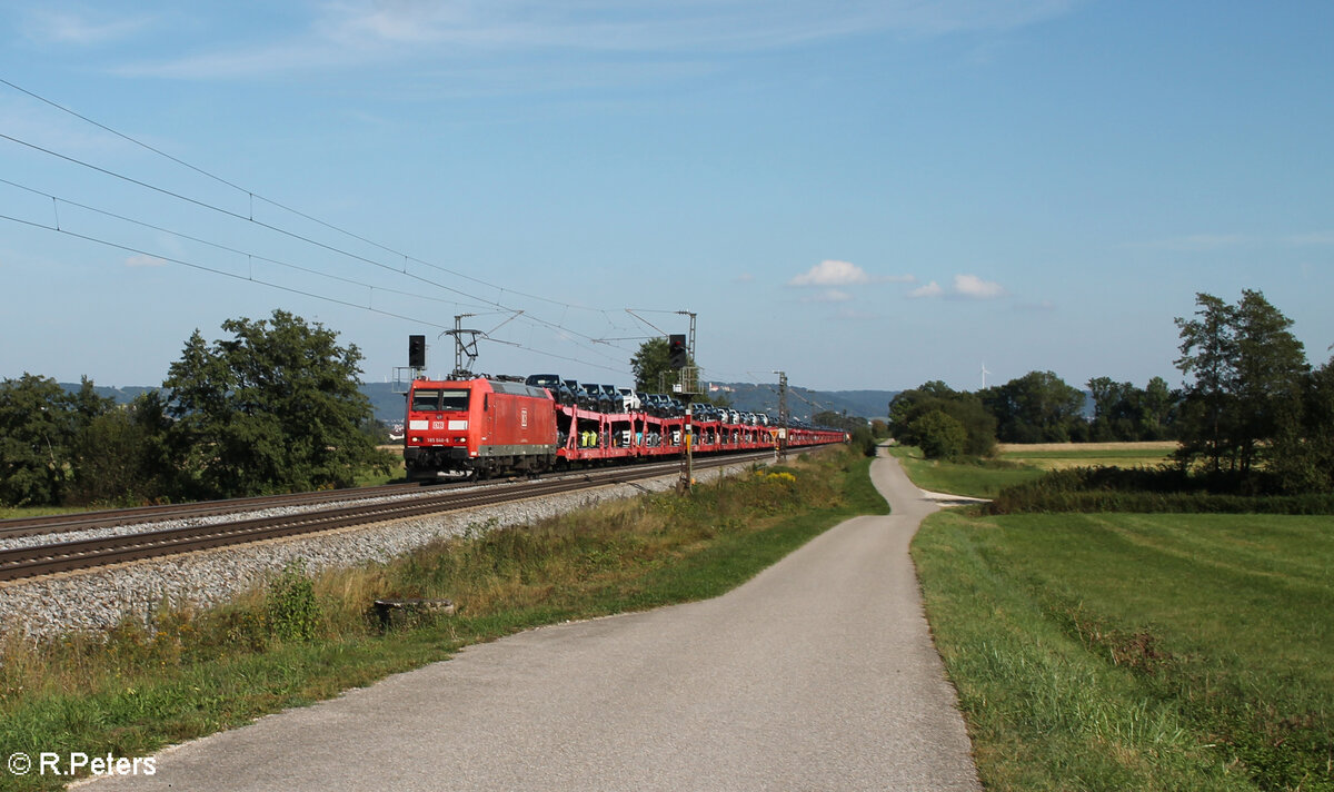 185 048-6 zieht bei Pölling ein Autotransportzug in Richtung Norden. 28.08.24