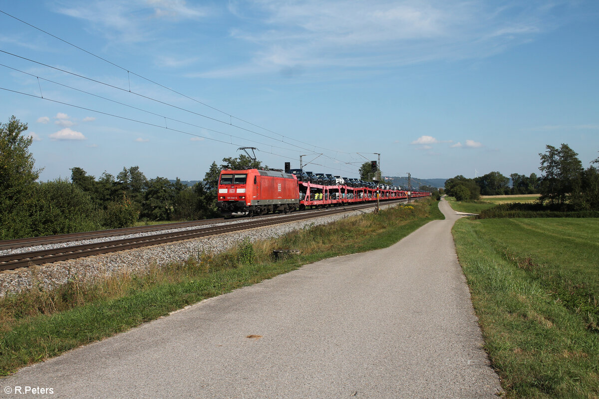 185 048-6 zieht bei Pölling ein Autotransportzug in Richtung Norden. 28.08.24