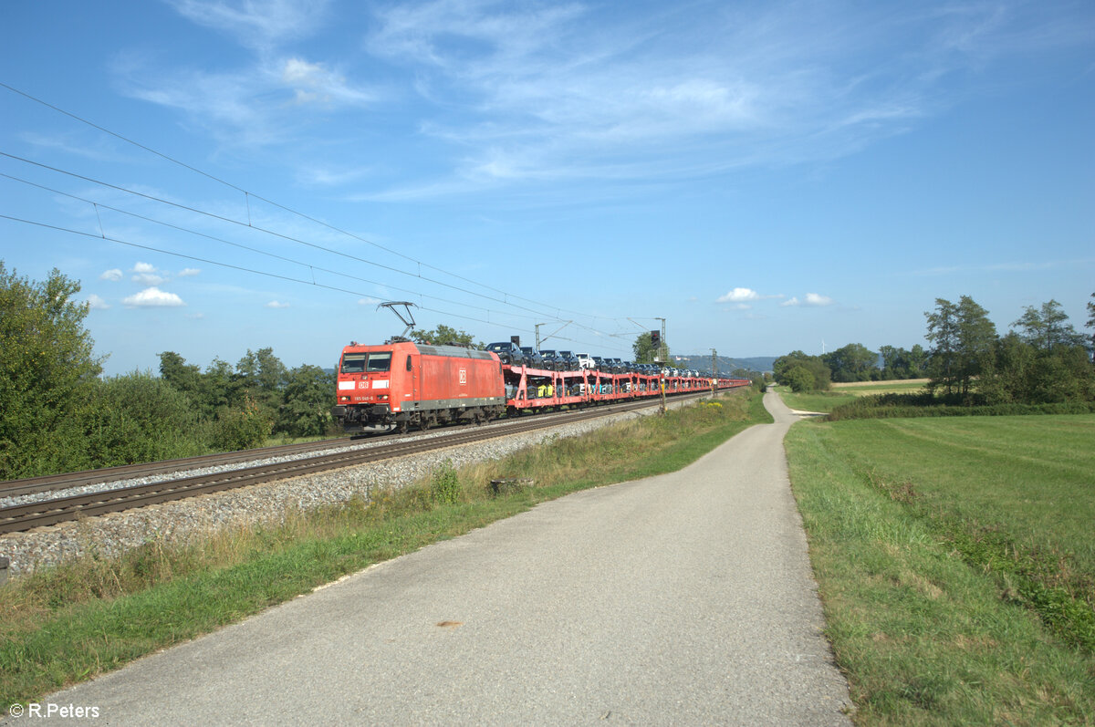 185 048-6 zieht bei Pölling ein Autotransportzug in Richtung Norden. 28.08.24