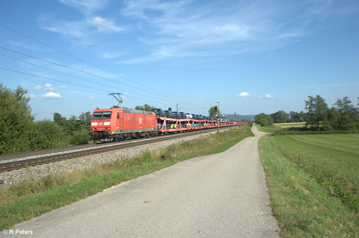 185 048-6 zieht bei Pölling ein Autotransportzug in Richtung Norden. 28.08.24