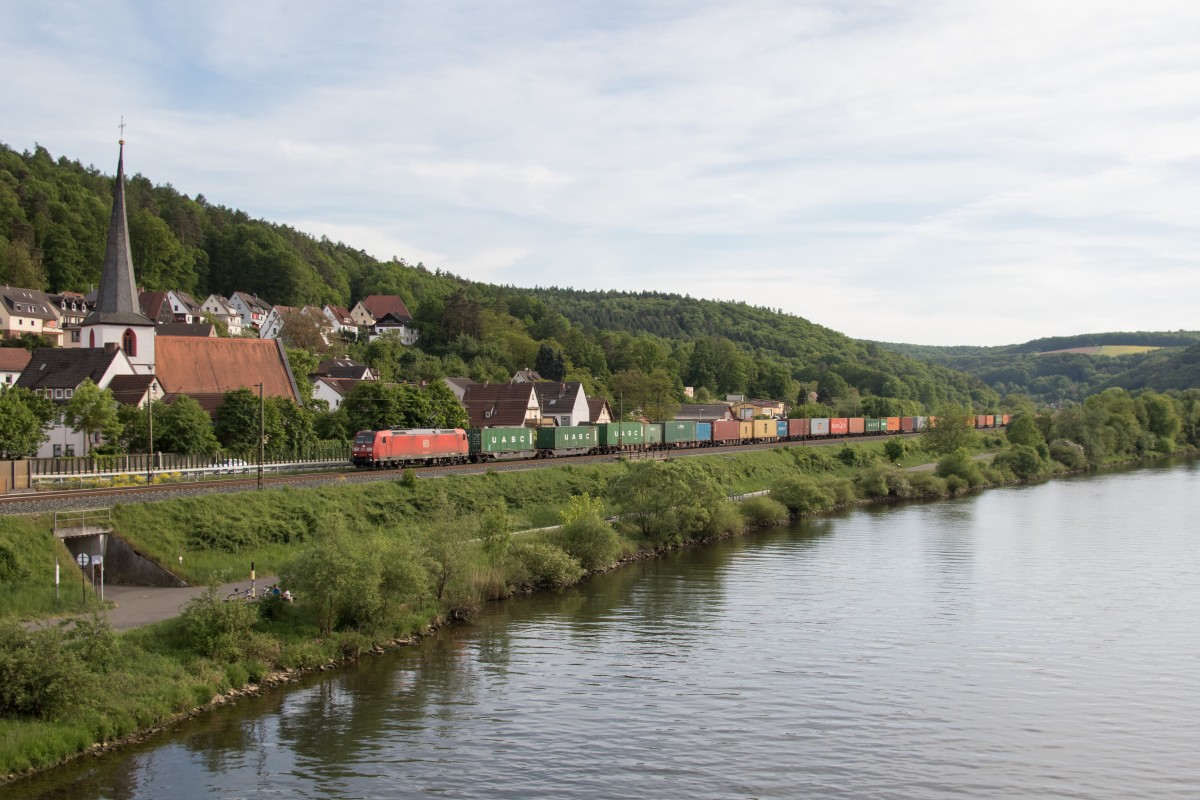 185 051 am 15. Mai 2015 von Wrzburg kommend bei Wernfeld.