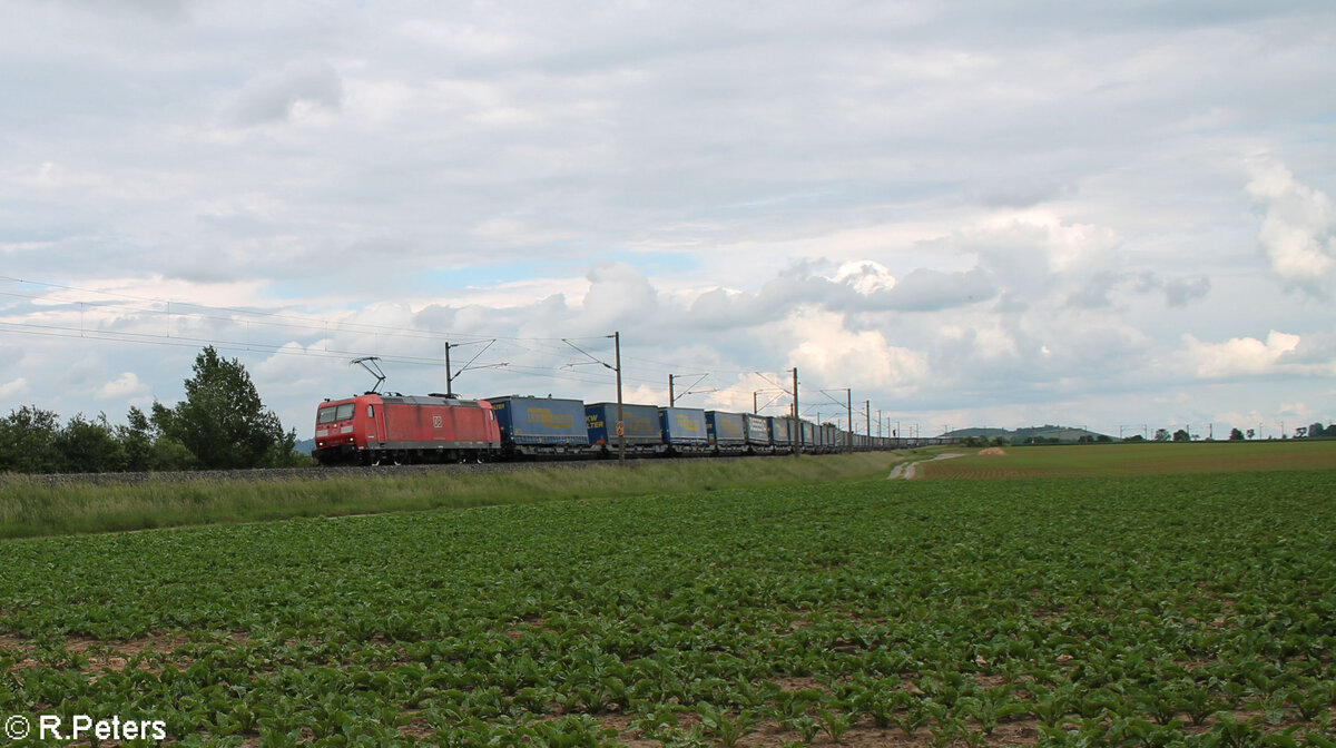 185 052-8 zieht hinter Uffenheim ein Wechselpritschenzug LKW-Walter gen Norden. 27.05.24
