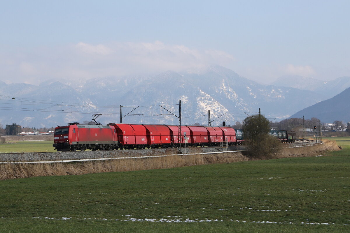 185 065 mit der  bergabe  aus Traunstein kommend am 4. April 2022 bei Bernau.
