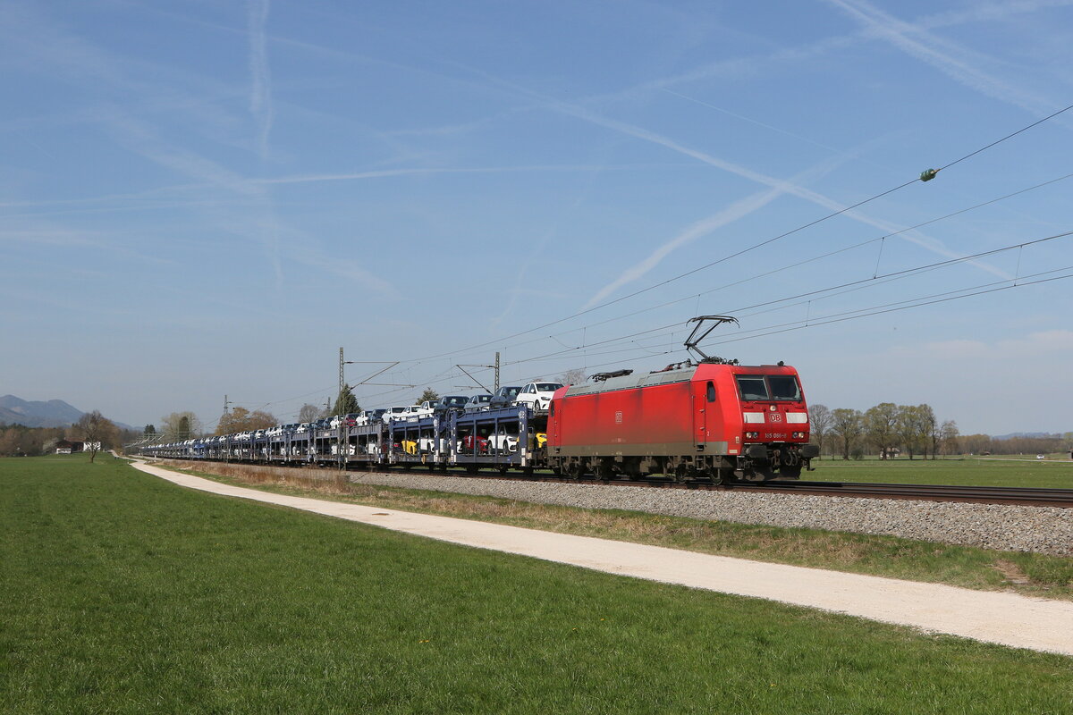 185 066 mit einem Autozug aus Mnchen kommend am 14. April 2022 bei bersee am Chiemsee.