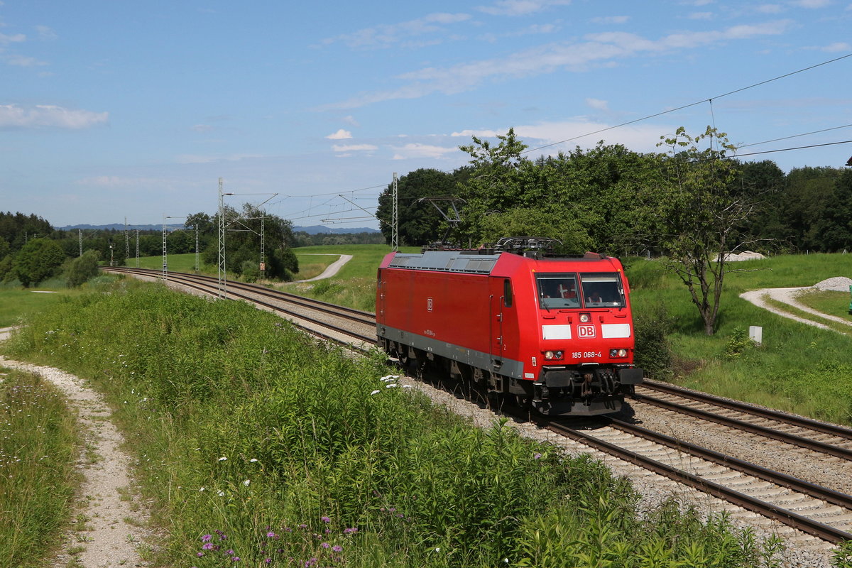 185 068 war am 1. Juli 2020 bei Grabensttt im Chiemgau in Richtung Freilassing unterwegs.