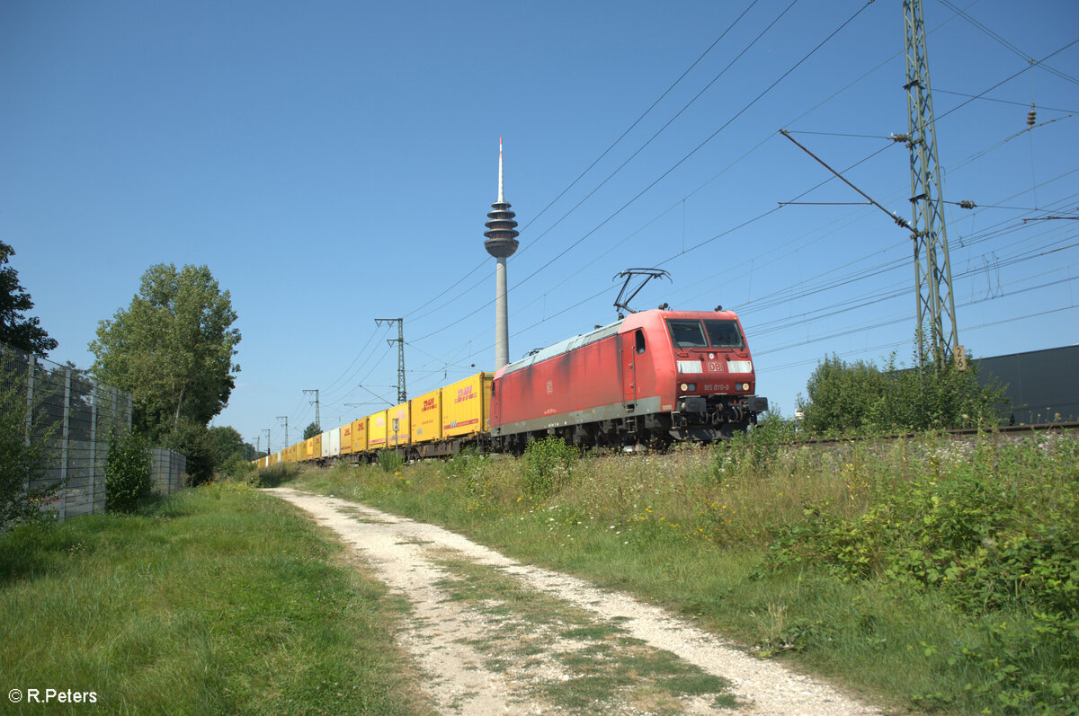 185 070-0 zieht durch Nürnberh Hohe Marter ein DHL Containerzug nach Nürnberg Hafen. 13.08.24