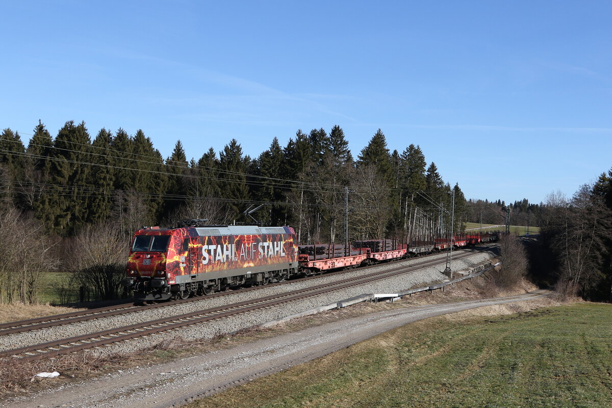 185 077  Stahl auf Stahl  mit einem Stahlzug aus Freilassing kommend am 10. Februar 2022 bei Grabensttt.