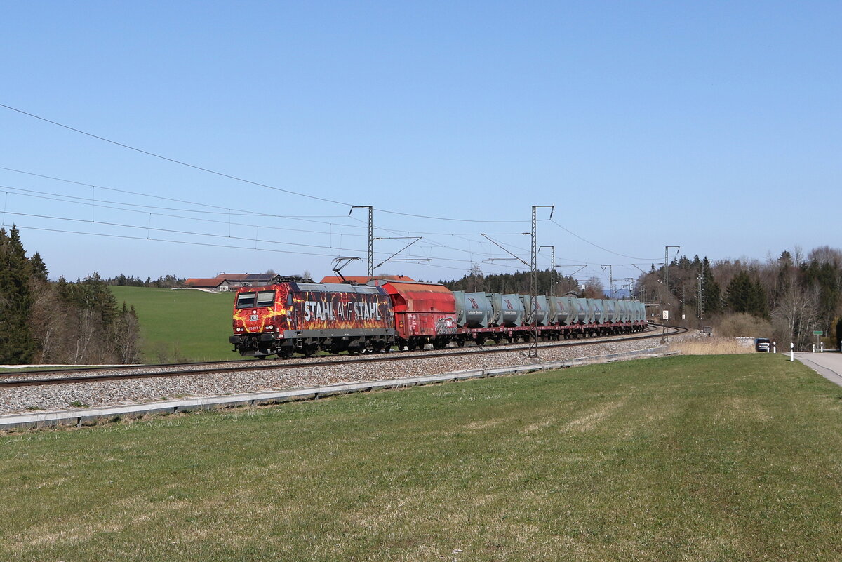 185 077  Stahl auf Stahl  mit einem Mllzug aus Freilassing kommend am 4. April 2025 bei Fuchsreut.