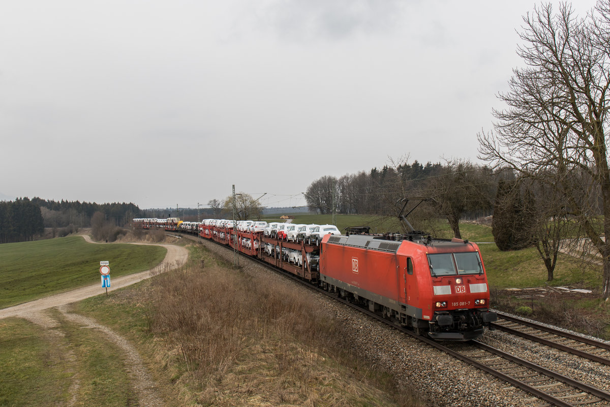 185 081-7 mit einem Autozug aus Mnchen kommend am 25. Mrz 2016 bei Htt.