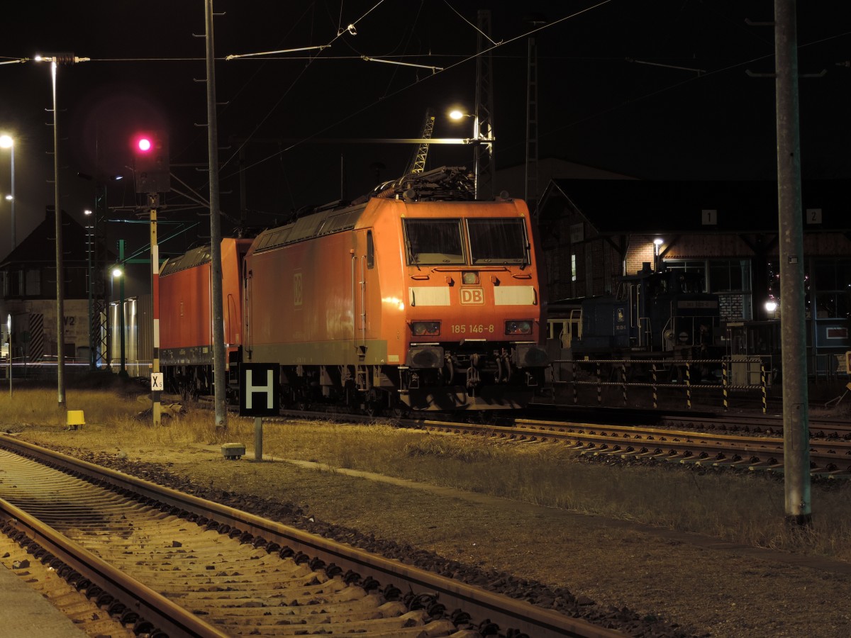 185 146-8+185 344-9 und 363 028-0 abgestellt im n�chtlichen Bahnhof Wismar.22.02.2016