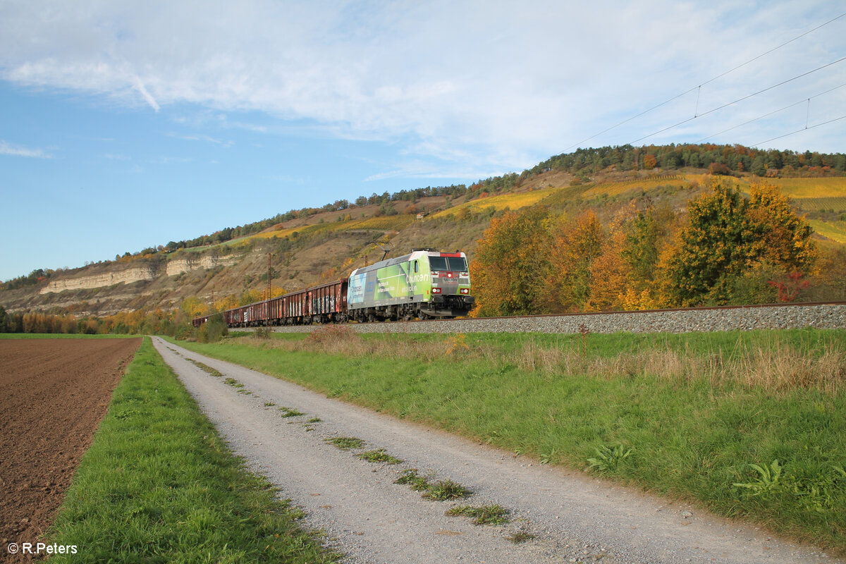 185 152-6 zieht bei Thüngersheim ein langen gemischten Güterzug in Richtung Süden. 21.10.24