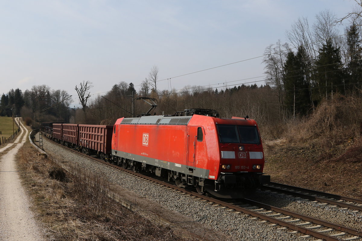 185 153 war am 9. Mrz 2021 mit einem Stahlzug bei Grabensttt in Richtung Freilassing unterwegs.