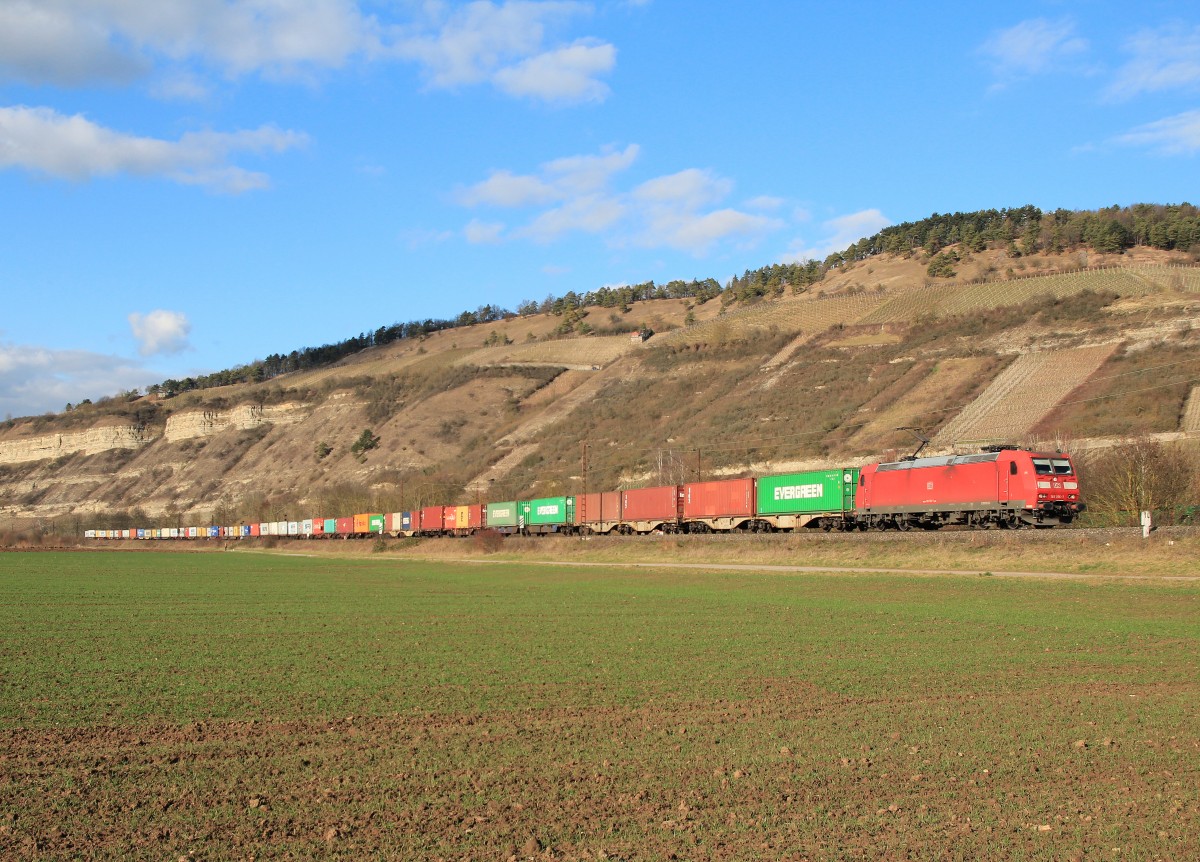 185 156-7 mit einem Containerzug am 20. Februar 2014 bei Thngersheim.