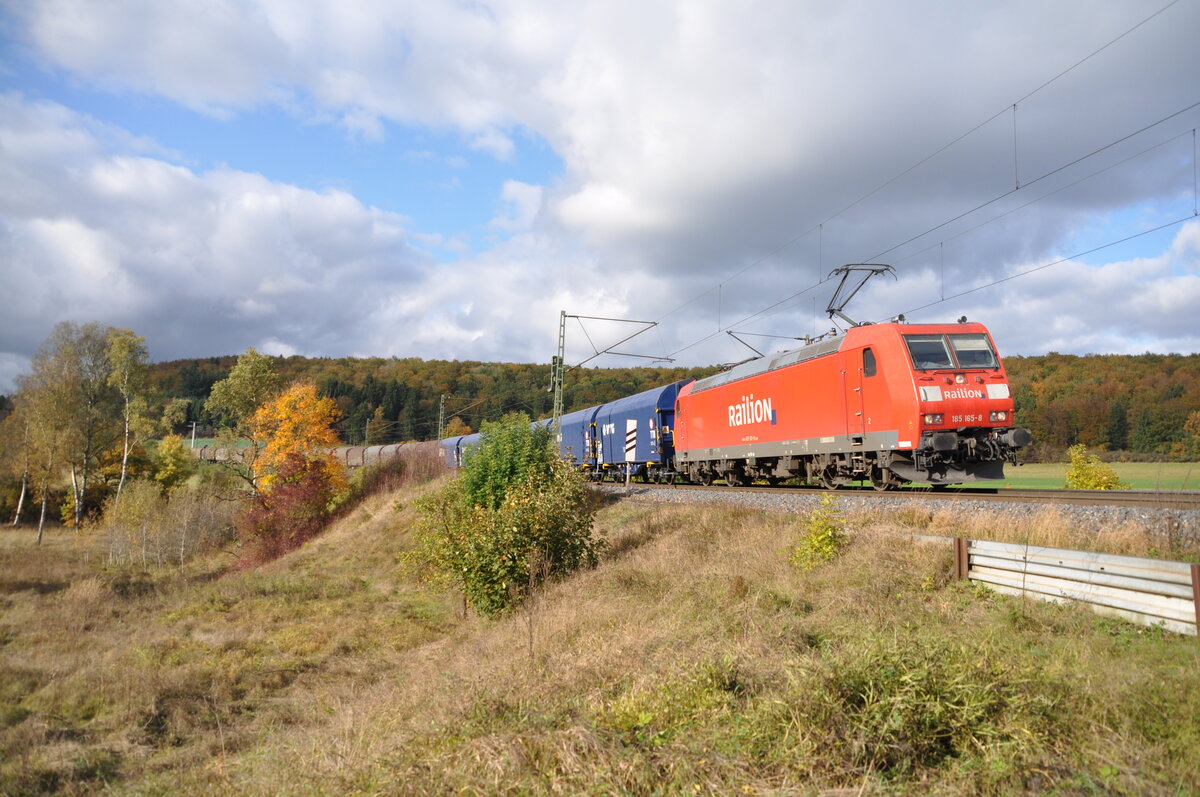 185 165-8 mit VTG Schiebeplanwagen Shlmmns für Ciltransporte auf der Schwäbischen Alb bei Urspring am 13.10.2009.