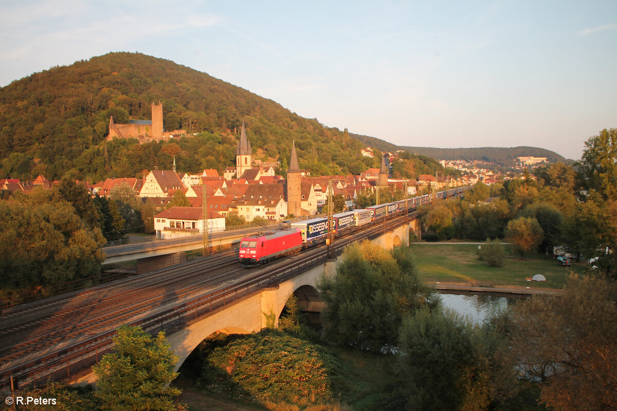 185 168-2 zieht mit einem WEchselpritschenzug Dissegna durch Gemünden . 01.09.24
