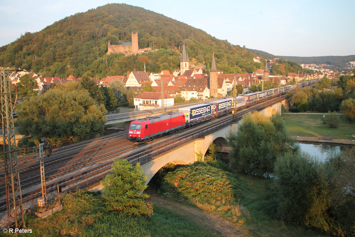 185 168-2 zieht mit einem WEchselpritschenzug Dissegna durch Gemünden . 01.09.24