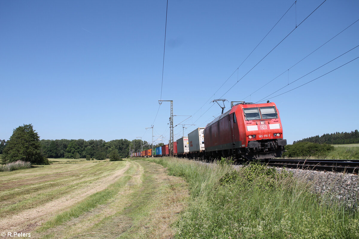 185 175-7 zieht mit einem Containerzug bei Oberdachstetten gen Süden. 08.06.24
