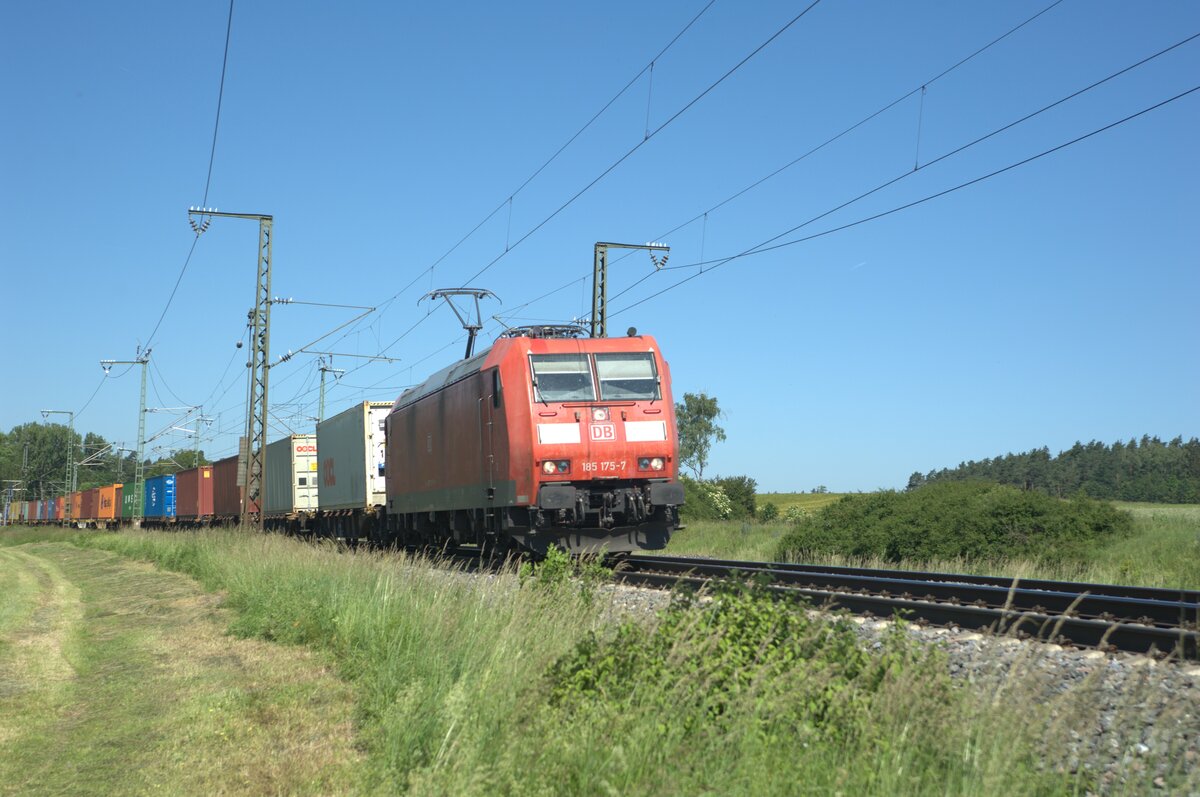 185 175-7 zieht mit einem Containerzug bei Oberdachstetten gen Süden. 08.06.24
