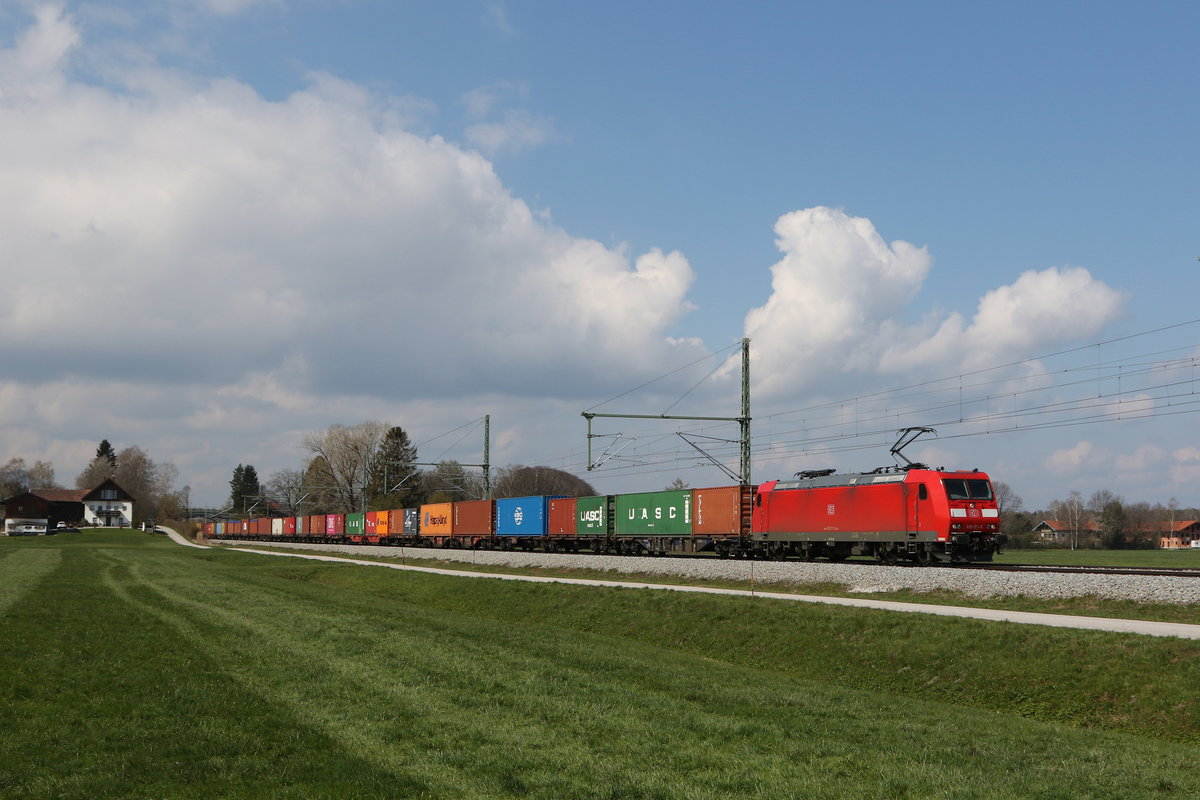 185 177 war am 16. April 2021 mit einem Containerzug bei bersee in Richtung Salzburg unterwegs.