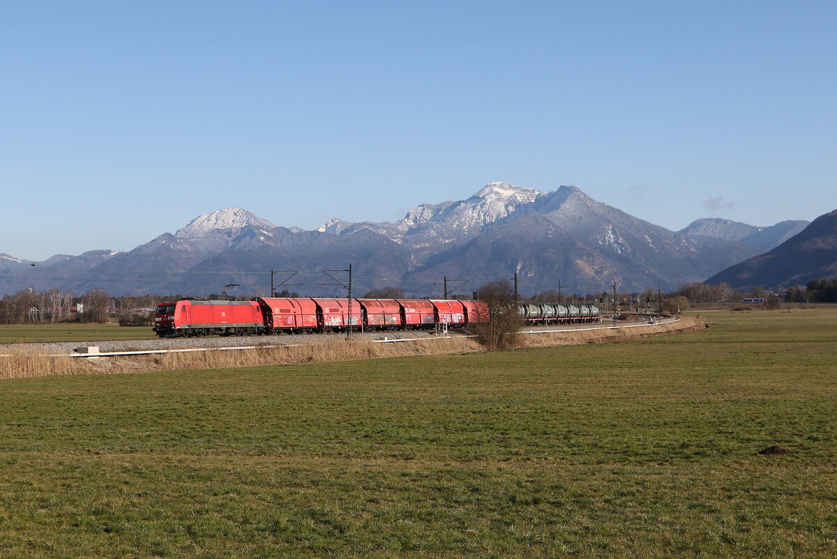185 182 mit dem  Mllzug  aus Freilassing kommend am 18. Mrz 2025 bei Bernau am Chiemsee.