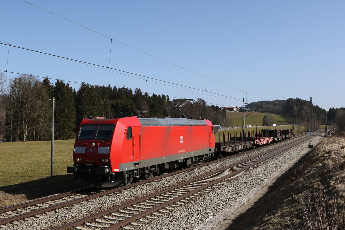 185 182 mit einem kurzen Stahlzug aus Freilassing kommend am 25. Februar 2021 bei Grabensttt im Chiemgau.