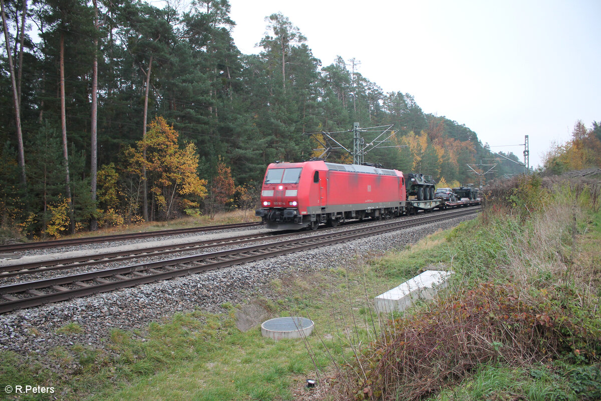 185 186-4 zieht kurz vor Rednitzhembach ein Militärzug in Richtung Nürnberg. 11.10.24