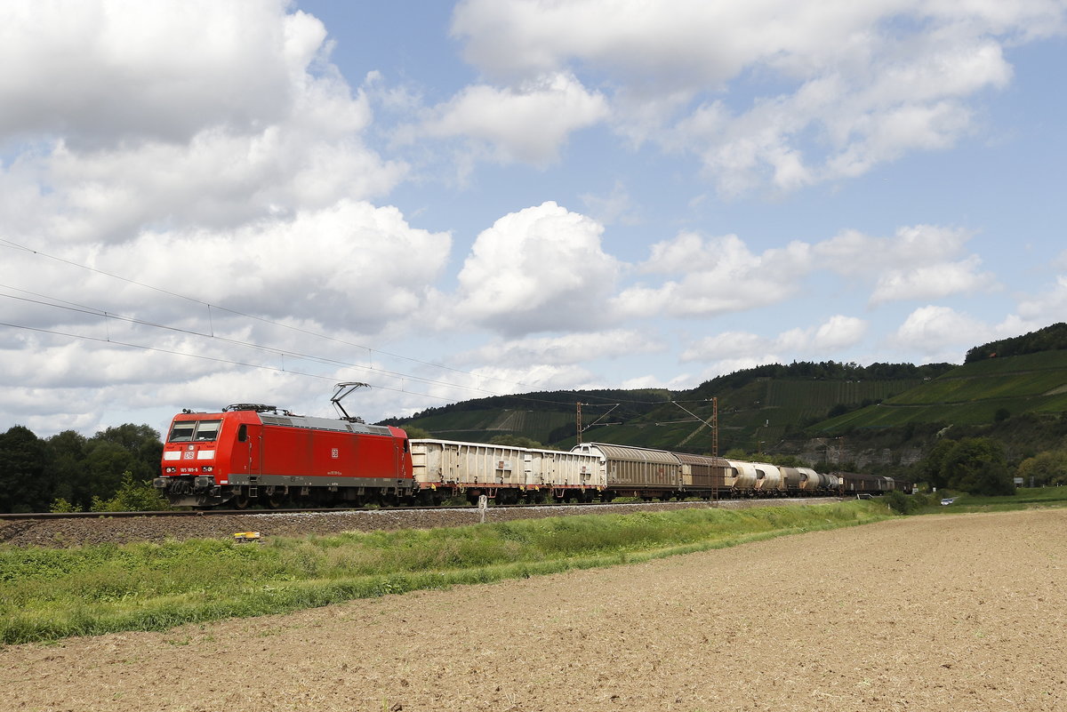 185 189-8 mit einem gemischten Gterzug am 19. August 2017 bei Himmelstadt.