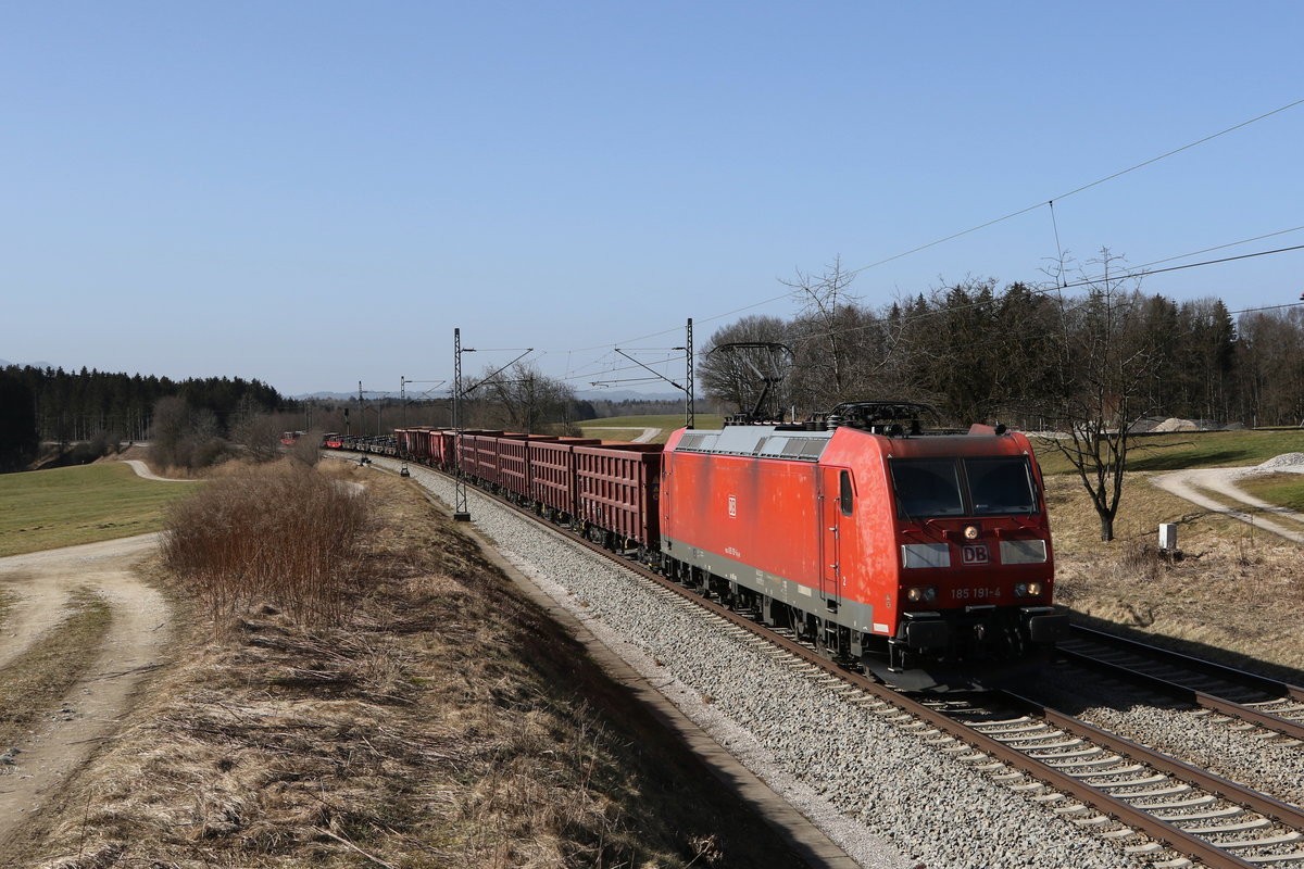 185 191 war am 25. Februar 2021 bei Grabensttt in Richtung Freilassing unterwegs.