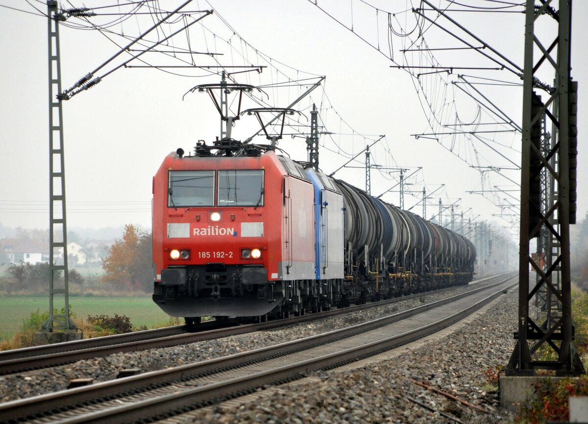 185 192-2 und 185 515-4 mit Kesselwagenganzzug in Neu-Ulm Pfuhl am 04.11.2011.