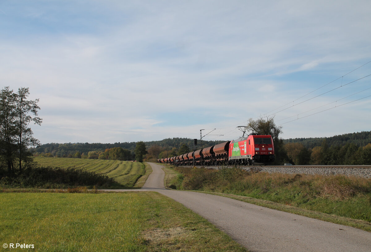 185 205-2  Das ist Grün  zieht bei Pölling ein Schotterzug nach Bodenwöhr 17.10.24
