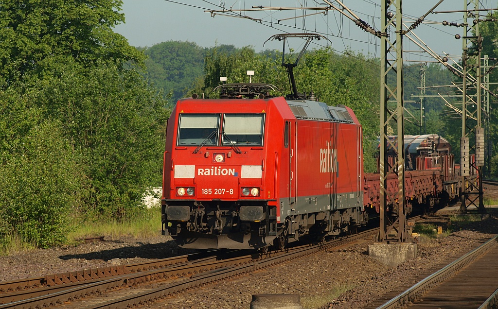 185 207-8 kommt hier mit einem Mischer aus Padborg durch Schleswig gefahren. 21.05.2011