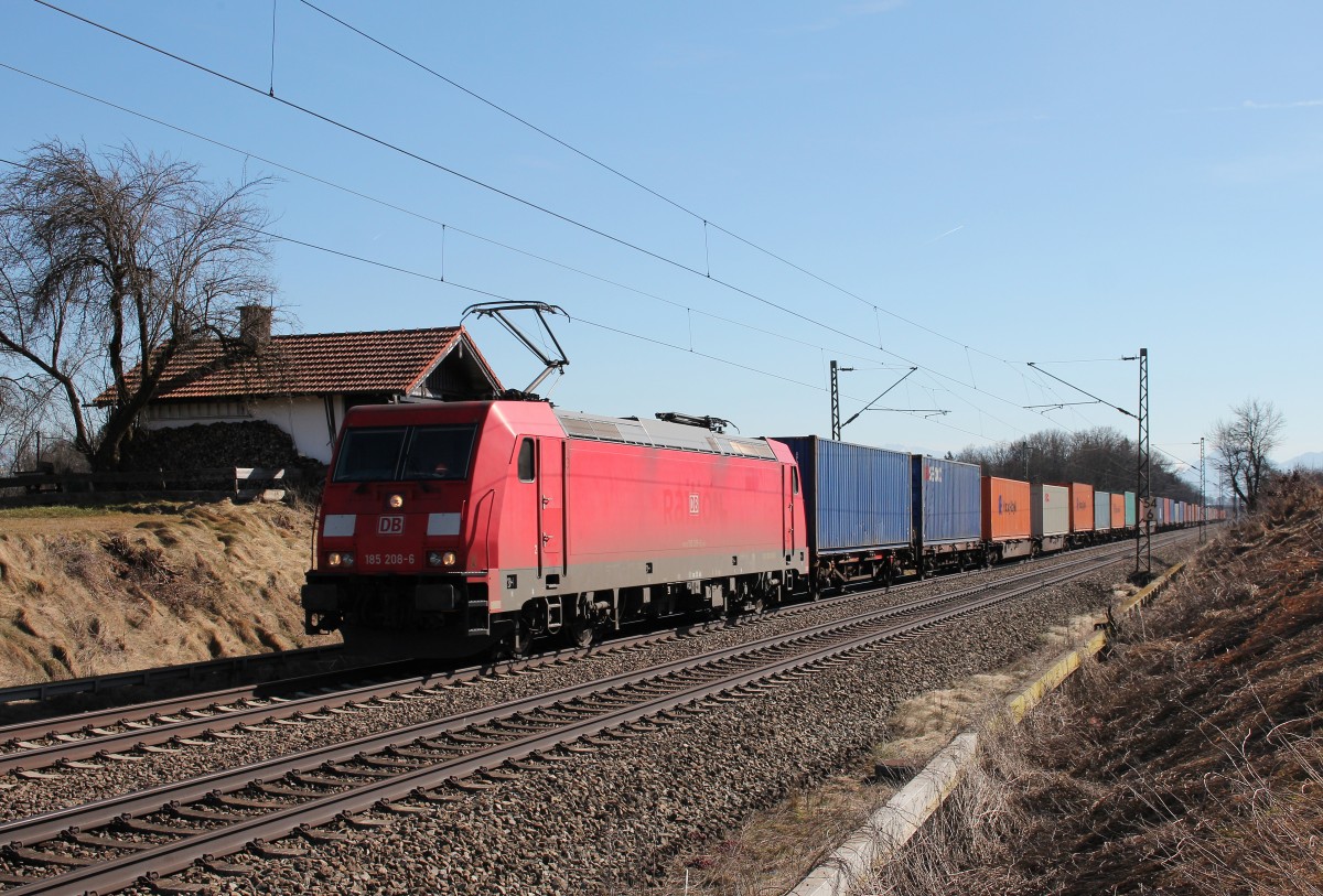 185 208-6 ist mit einem Containerzug in Richtung Mnchen unterwegs. Aufgenommen am 7. Mrz 2015 bei Hilperting.