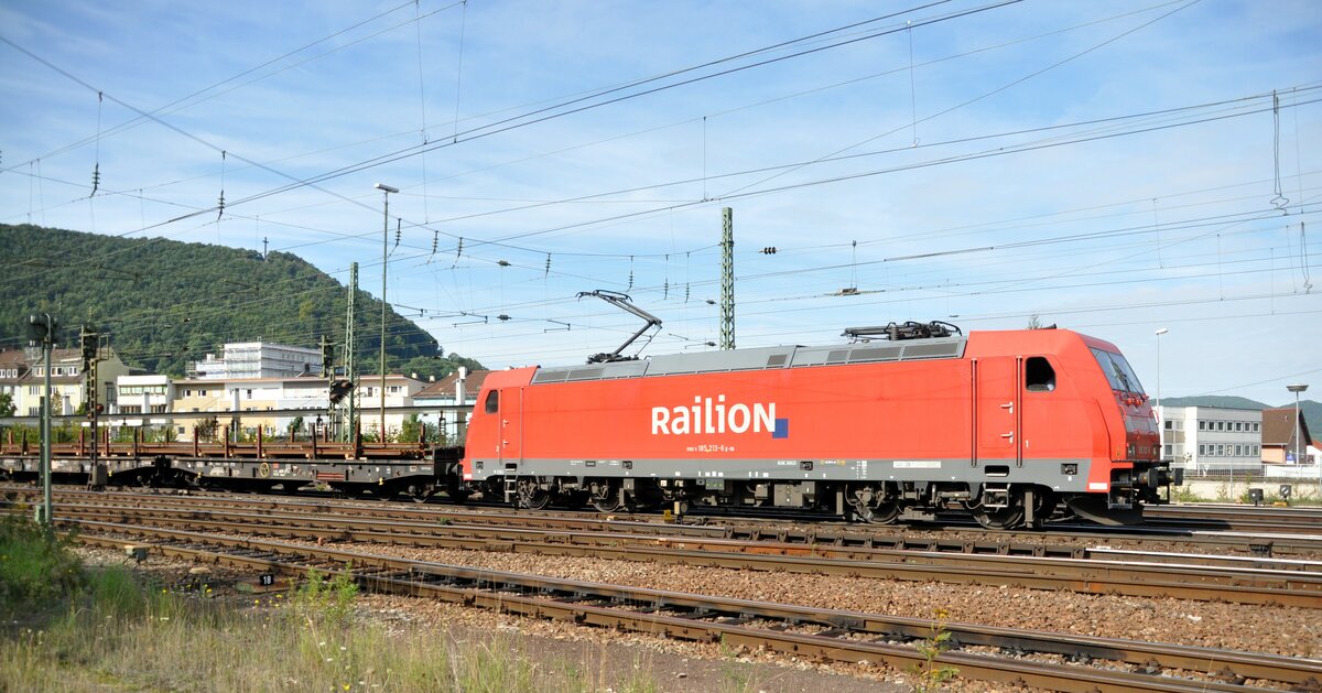 185 213-6 mit Schienentransportzug in Geislingen Steige am 11.09.2010.