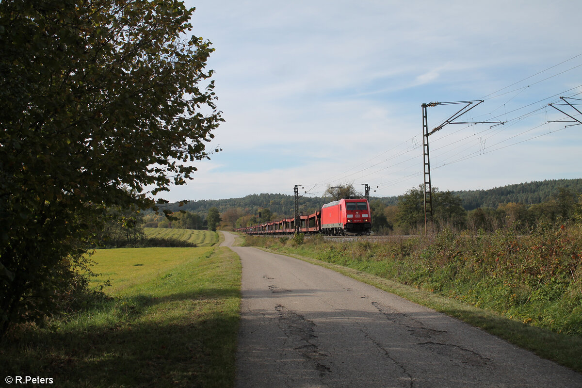 185 217-7 zieht ein leeren Autotransporzug bei Pölling in Richtung Süden. 17.10.24