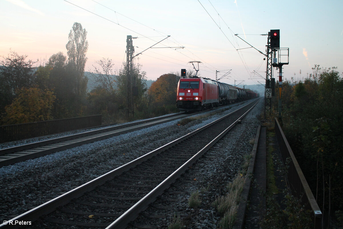 185 221-9 zieht mit einem gemischten G�terzug in Richtung Passau bei P�lling. 26.10.24