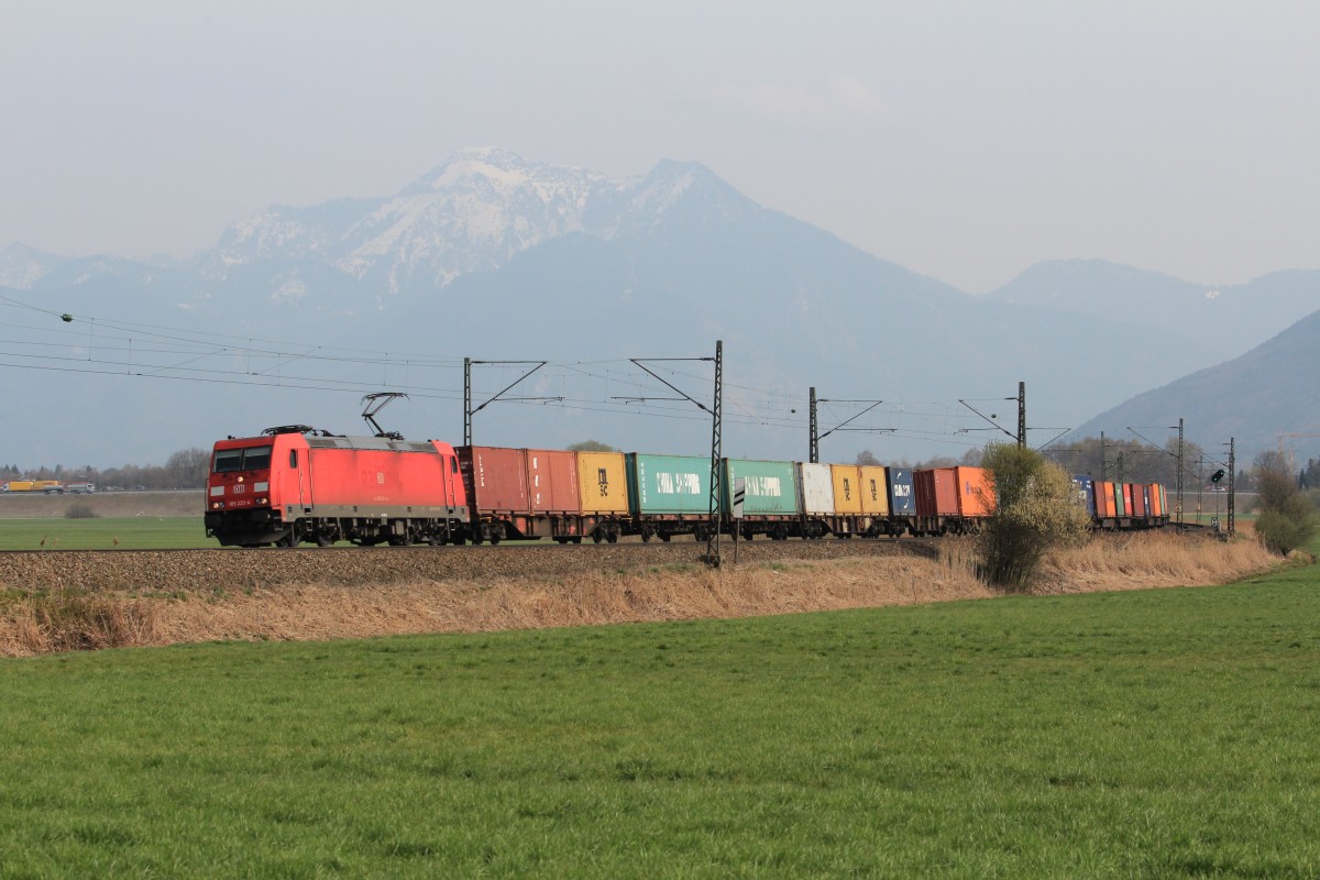 185 233-4 mit einem Containerzug am 1. April 2014 bei Bernau am Chiemsee.