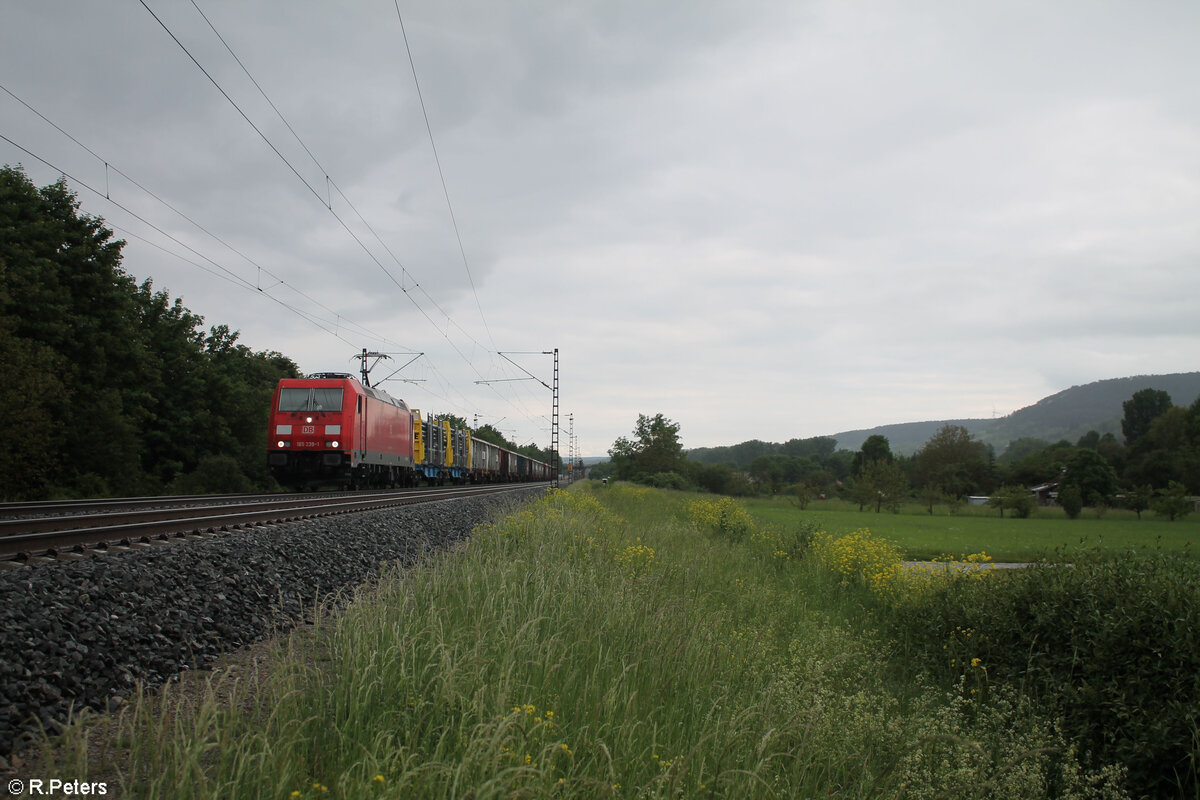 185 239-1 mit einem gemischten Güterzug bei Thüngersheim. 18.05.24