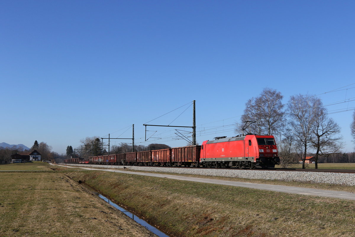 185 245 war am 1. Mrz 2021 mit einem Stahlzug bei bersee am Chiemsee in Richtung Freilassing unterwegs.