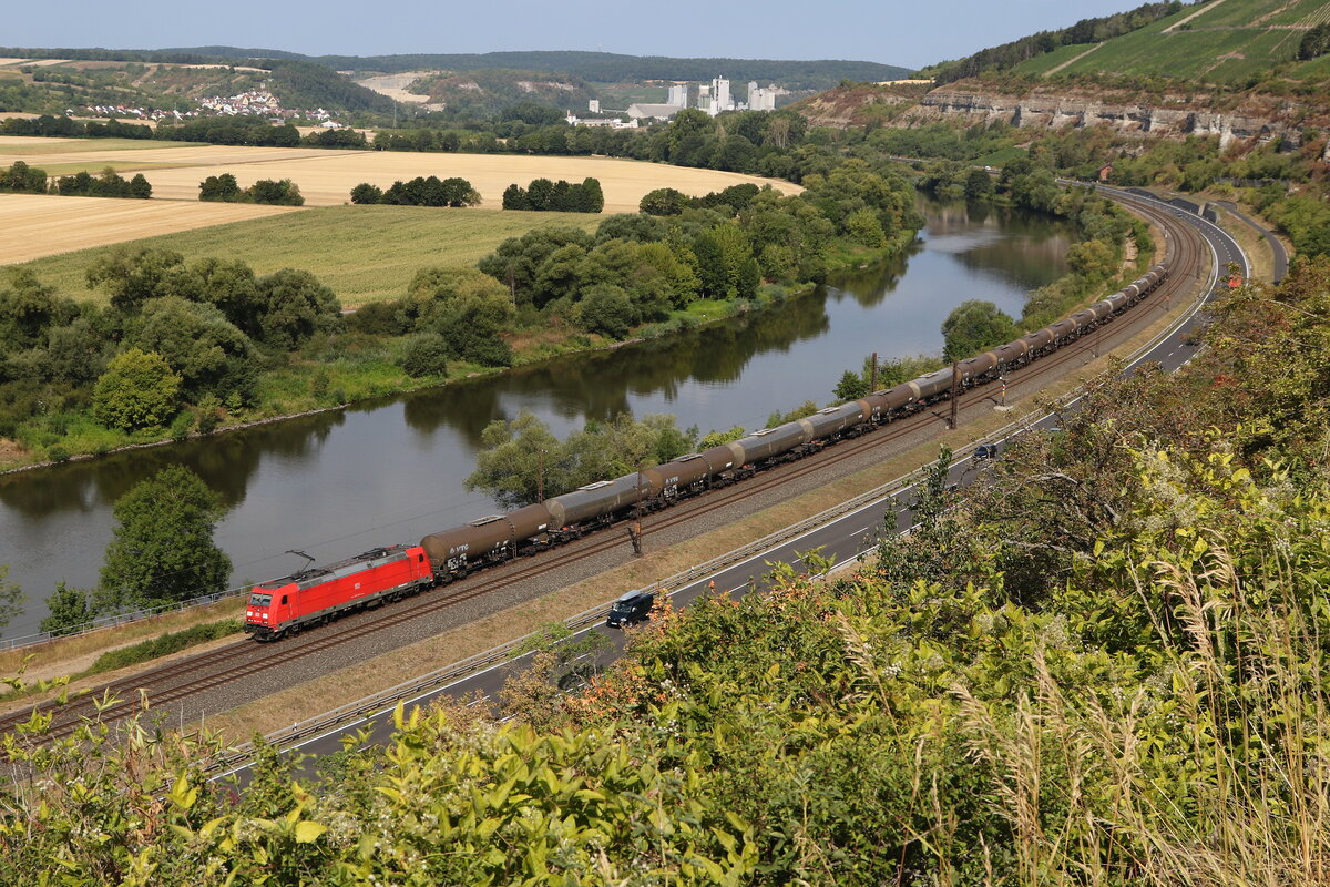 185 248 mit einem Kesselwagenzug aus Gemnden kommend am 5. August 2022 bei Himmelstadt am Main.