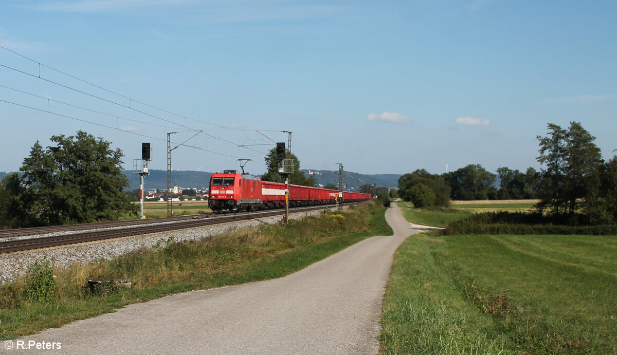 185 251-6 zieht bei Pölling eine leeren Kohlezug aus Linz bestehend aus Scraptainer. 28.08.24