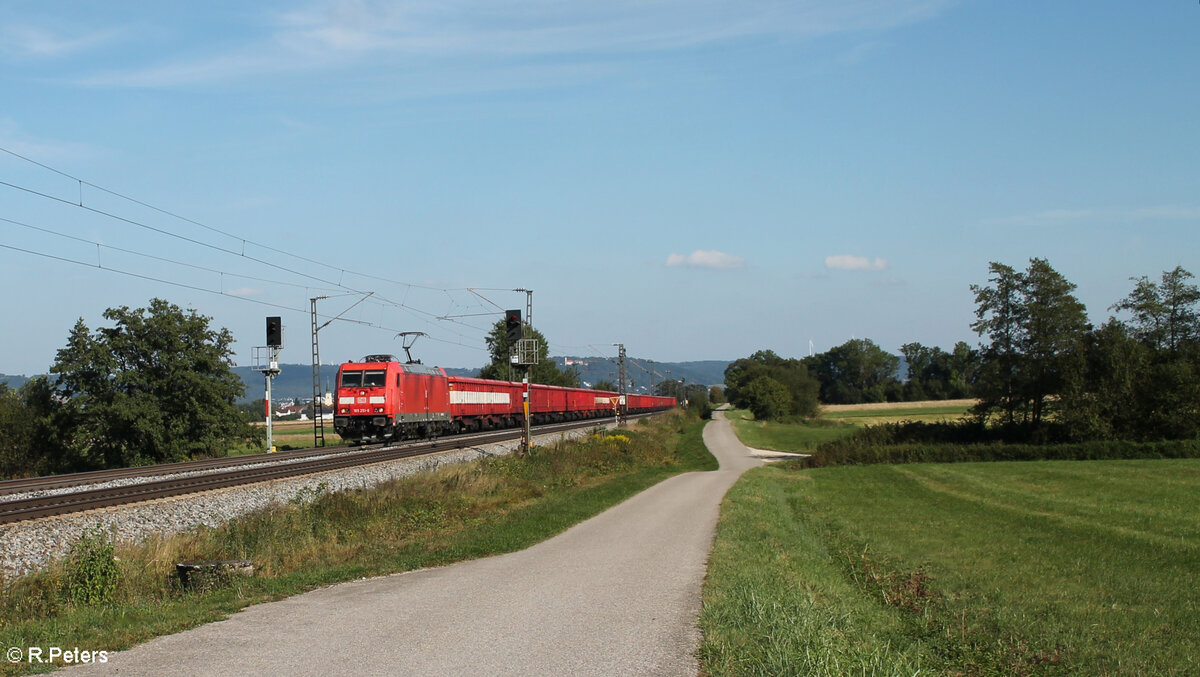 185 251-6 zieht bei Pölling eine leeren Kohlezug aus Linz bestehend aus Scraptainer. 28.08.24
