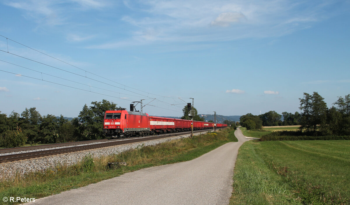 185 251-6 zieht bei Pölling eine leeren Kohlezug aus Linz bestehend aus Scraptainer. 28.08.24