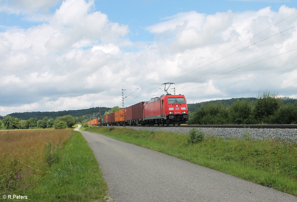 185 258-1 zieht mit einem Containerzug nach Regensburg bei Pölling vorbei. 13.07.24