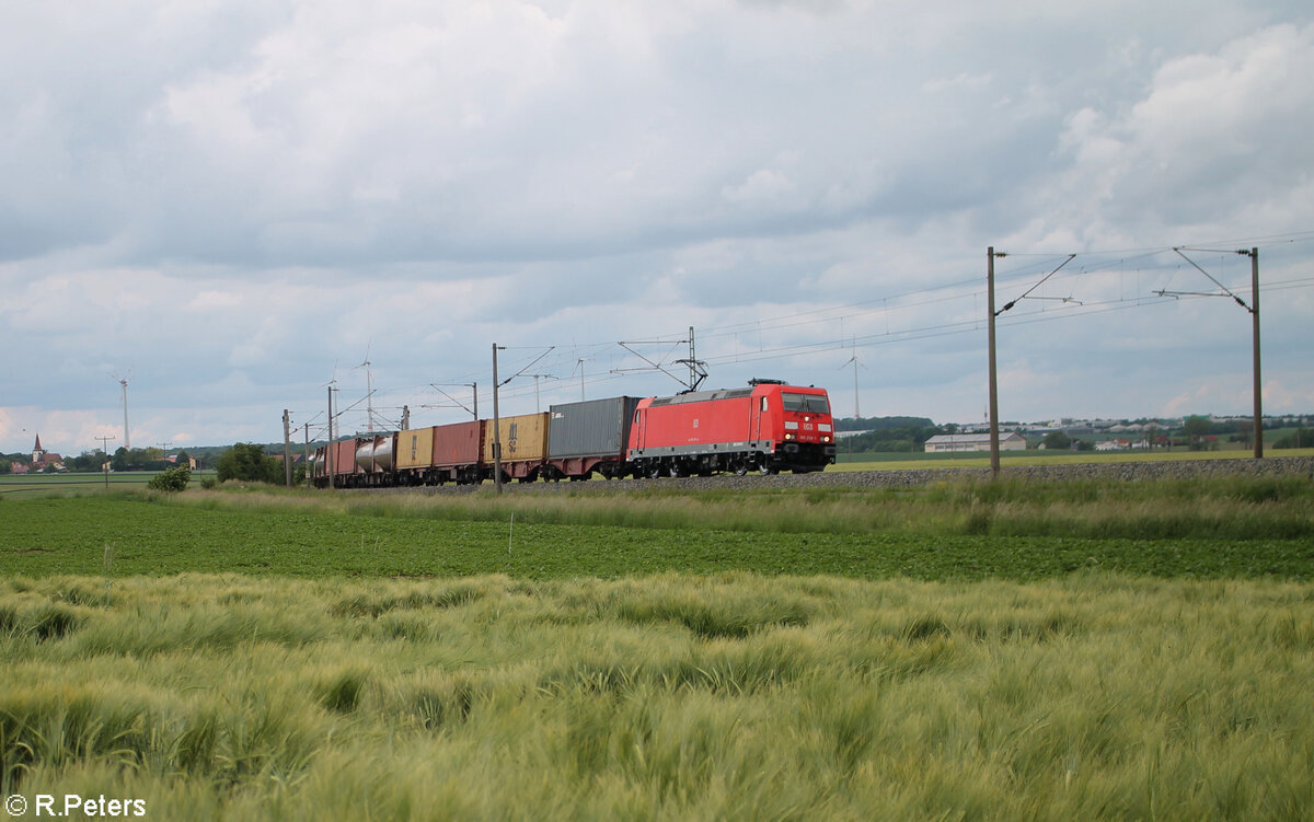 185 258-1 zieht vor Uffenheim ein Containerzug in Richtung Süden. 27.05.24