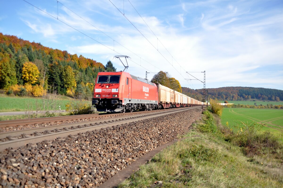 185 282-1 Railion mit Containerzug bei Amstetten am 18.10.2012.