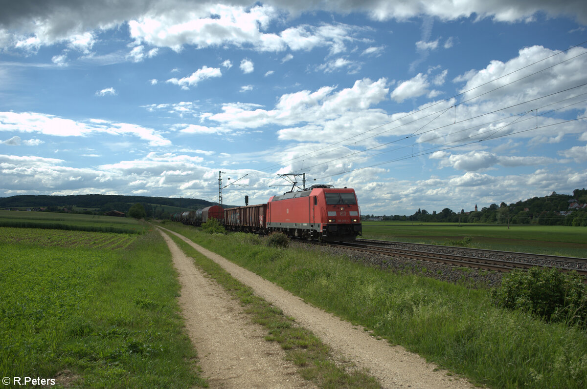 185 285-4 zieht ein gemischten Güterzug in Richtung Süden bei Treuchtlingen. 28.05.24