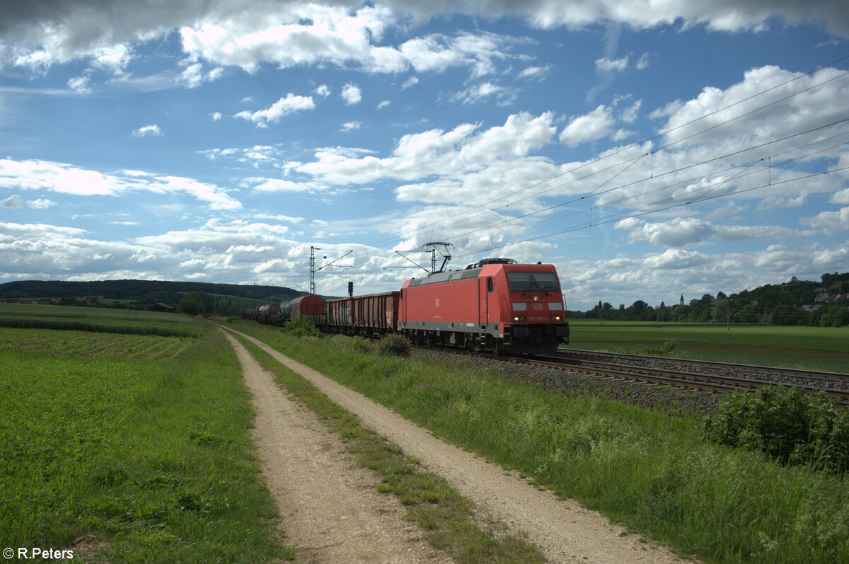 185 285-4 zieht ein gemischten Güterzug in Richtung Süden bei Treuchtlingen. 28.05.24