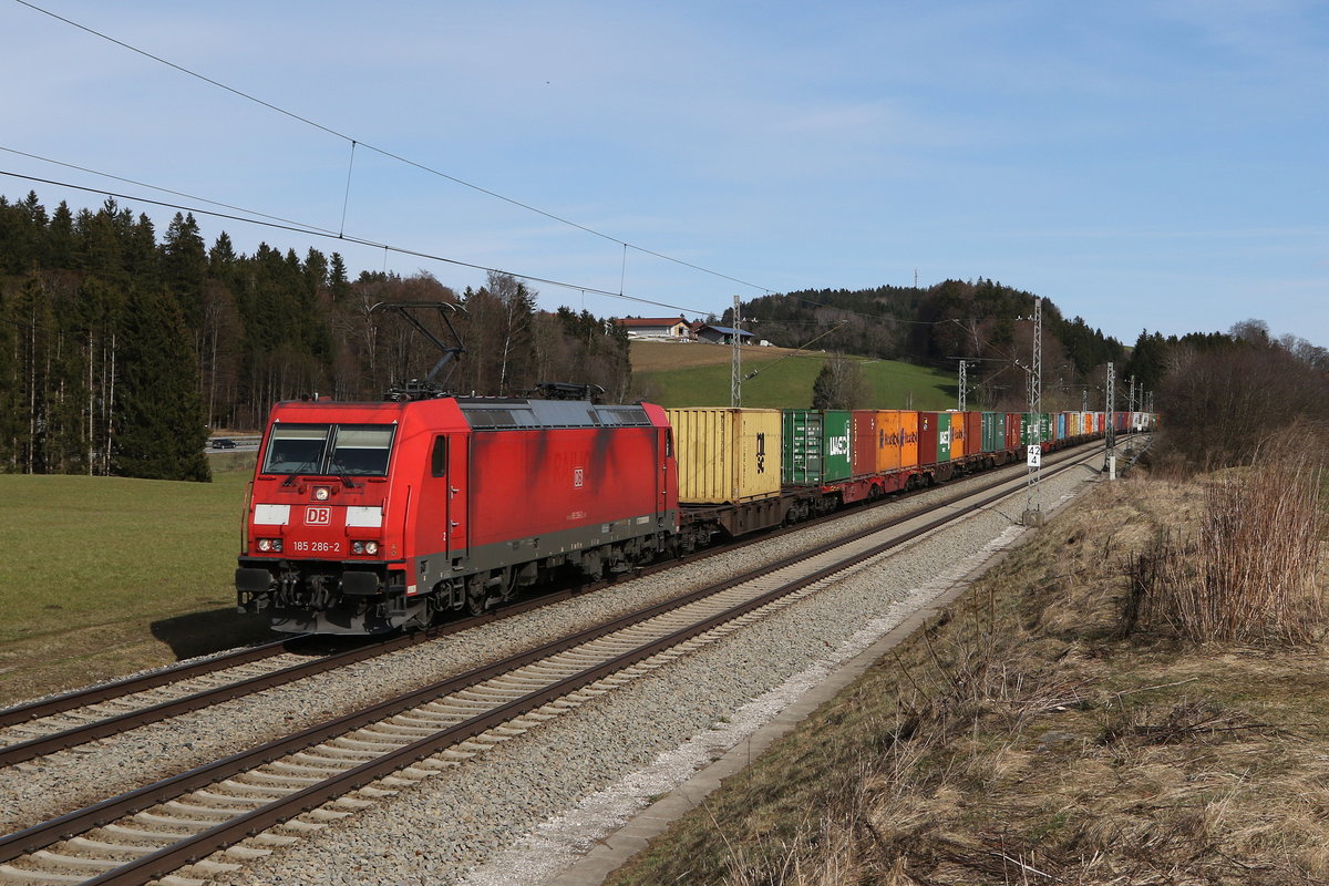 185 286 mit einem Containerzug aus Salzburg kommend am 13. Mrz 2021 bei Grabensttt im Chiemgau.