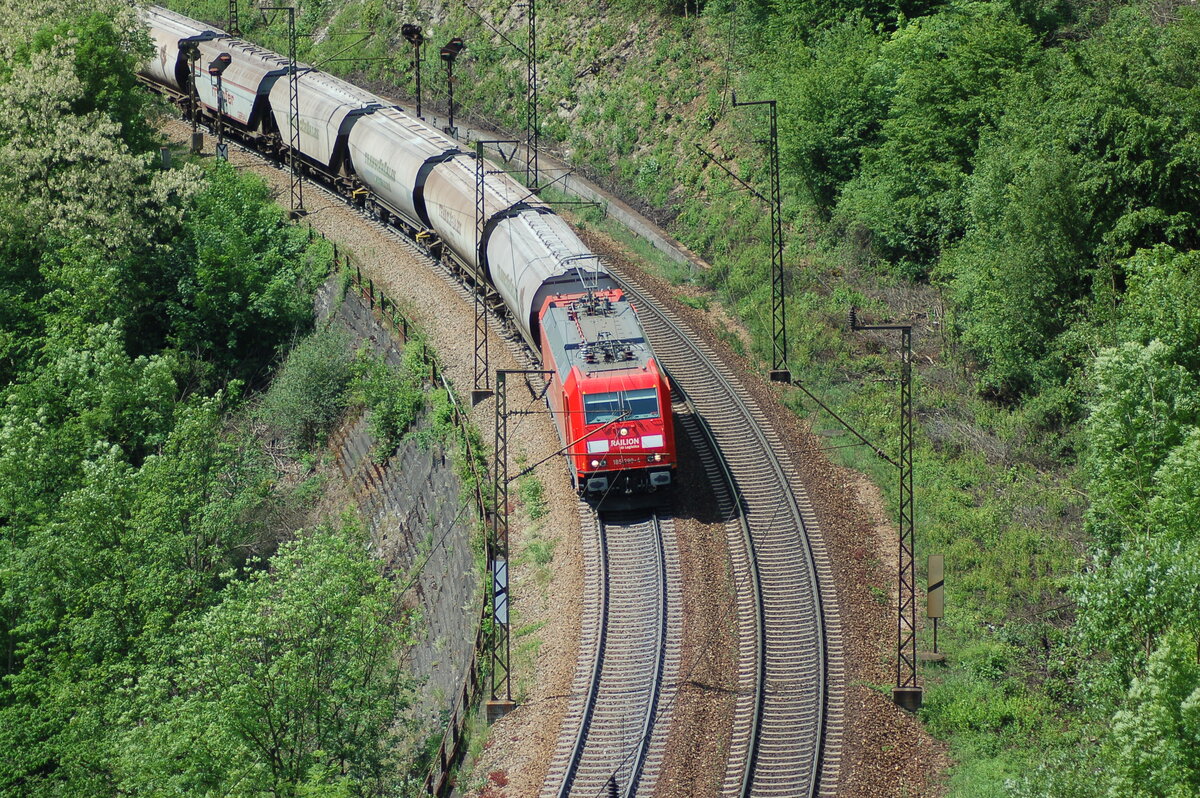 185 290-4 Railion mit Getreidezug auf der Geislinger Steige am 25.05.2007.